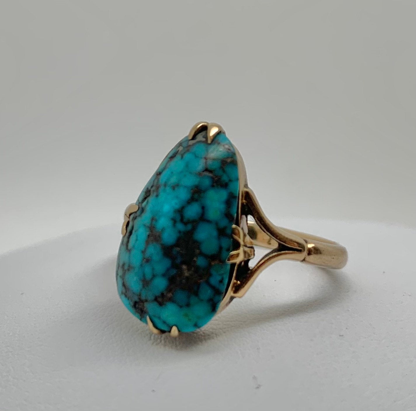 Arts and Crafts Turquoise Matrix 9ct Yellow Gold Ring c.1900 - Image 4