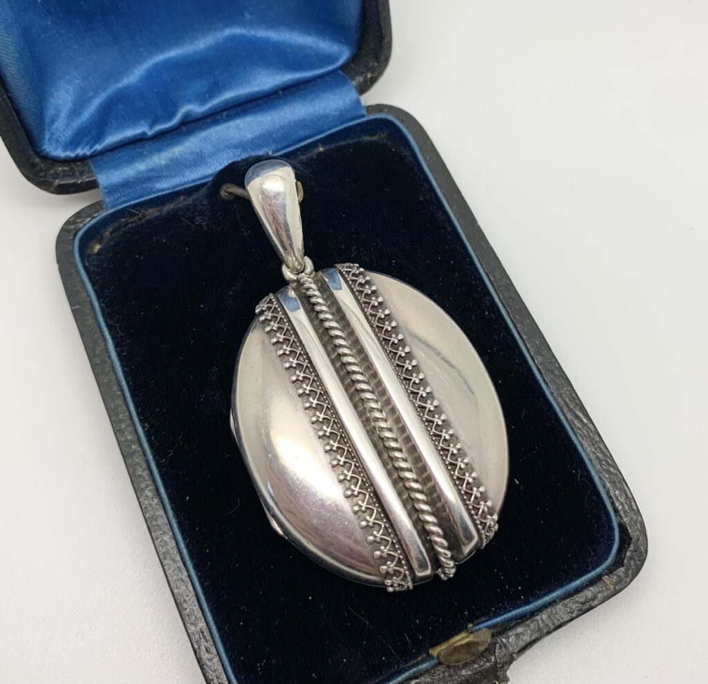 01193 Antique Victorian Etruscan Silver Photo Locket