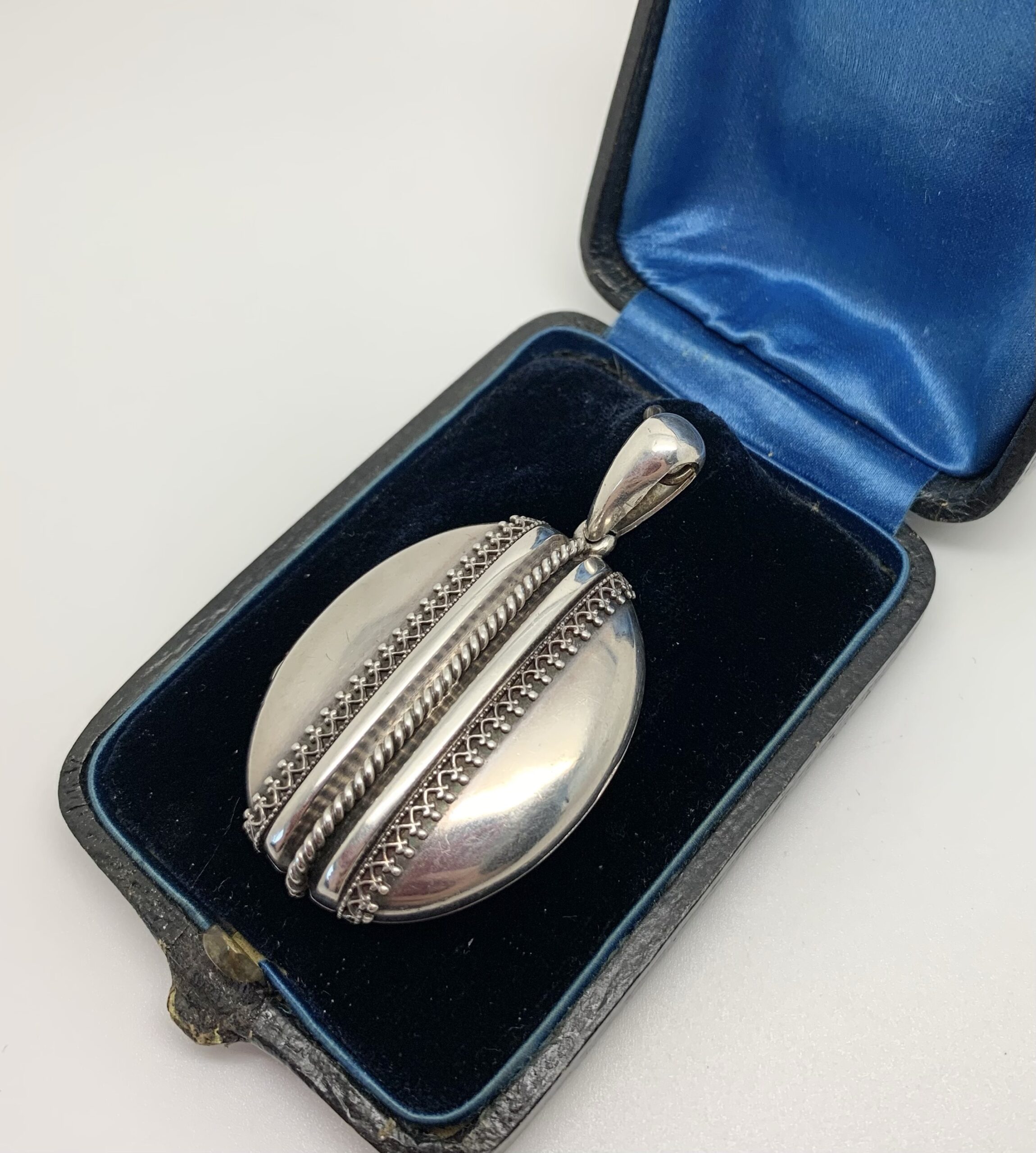 01193 Antique Victorian Etruscan Silver Photo Locket