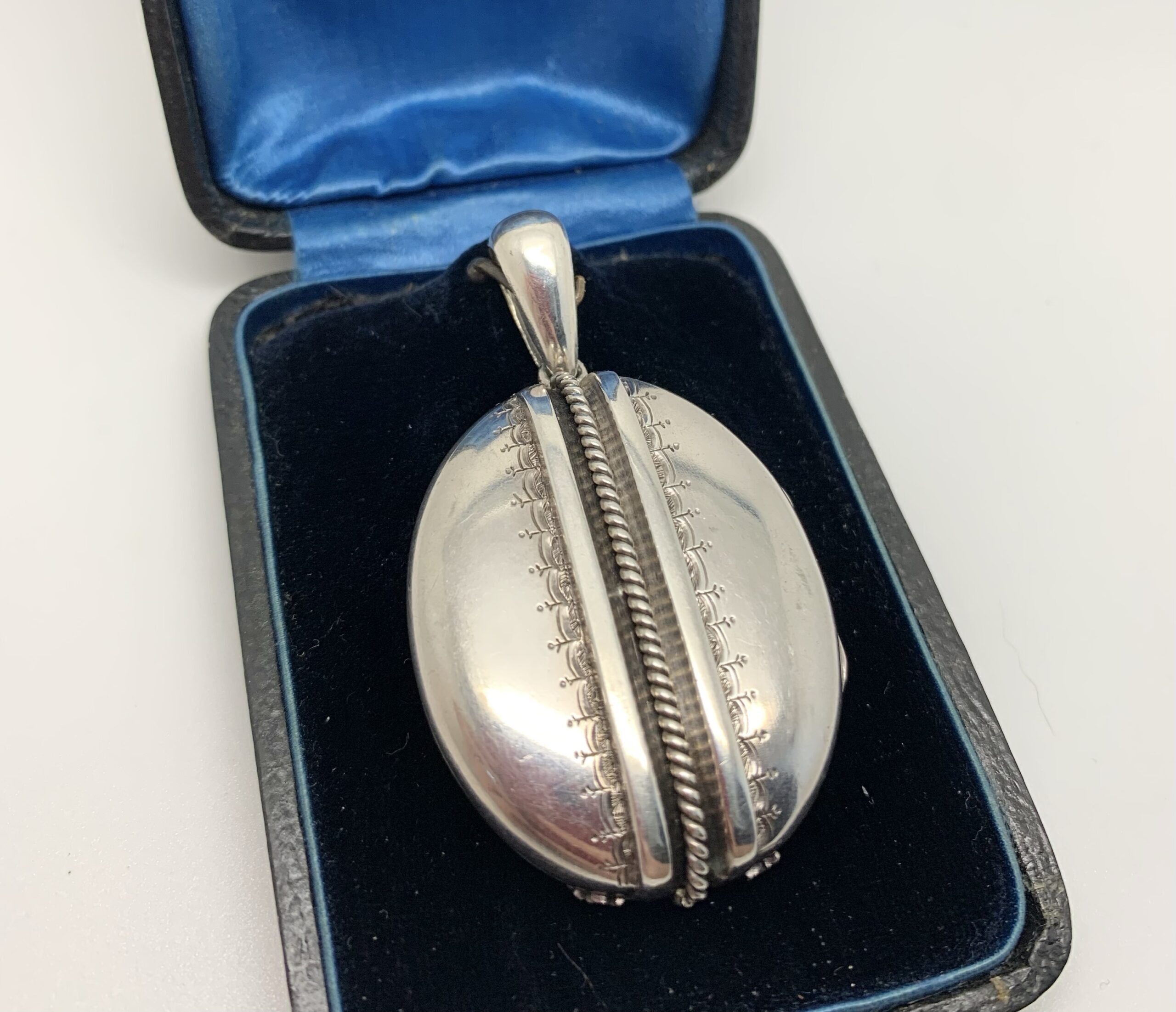 01193 Antique Victorian Etruscan Silver Photo Locket