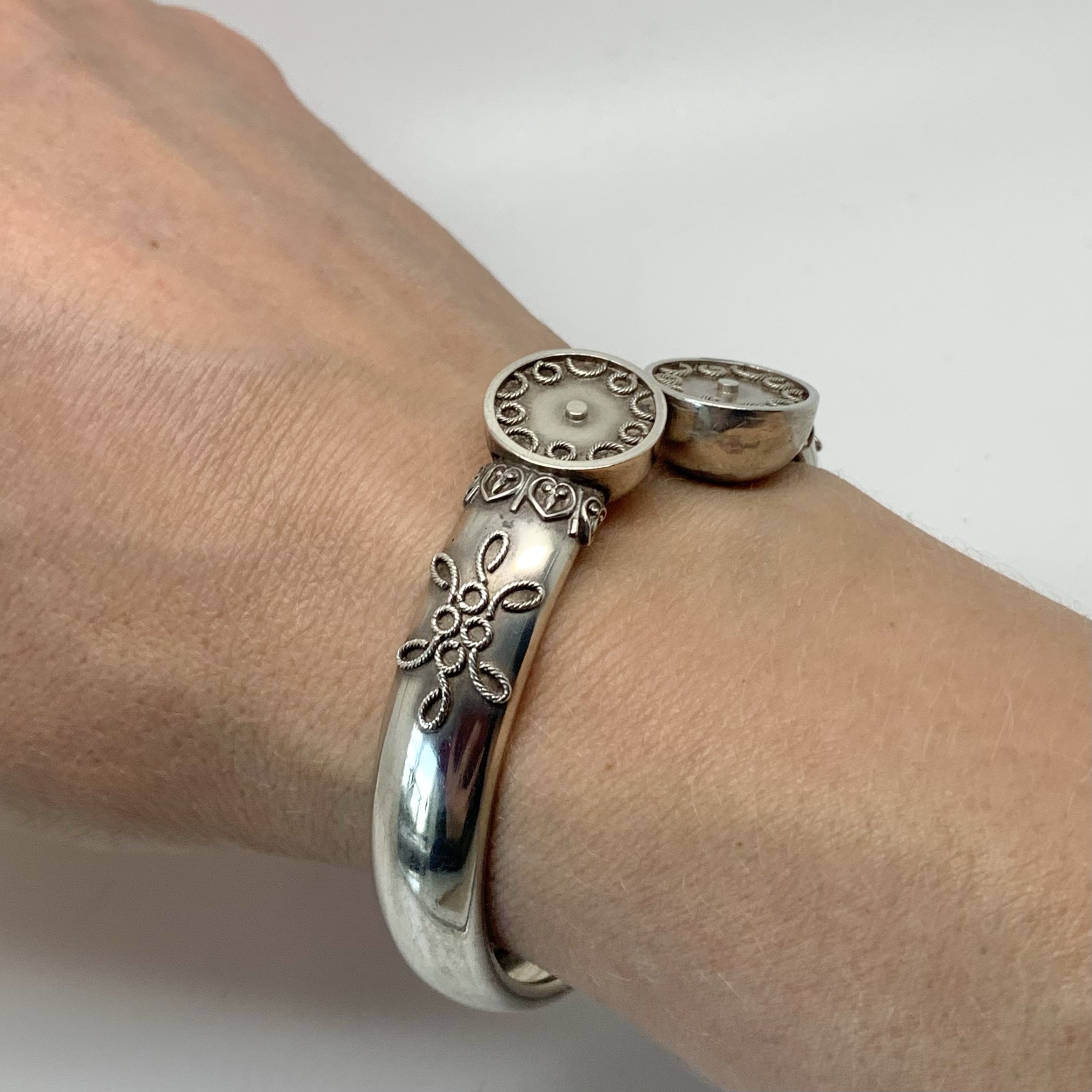 Victorian Etruscan Revival Cross-Over Silver Bangle c.1880s - Image 3