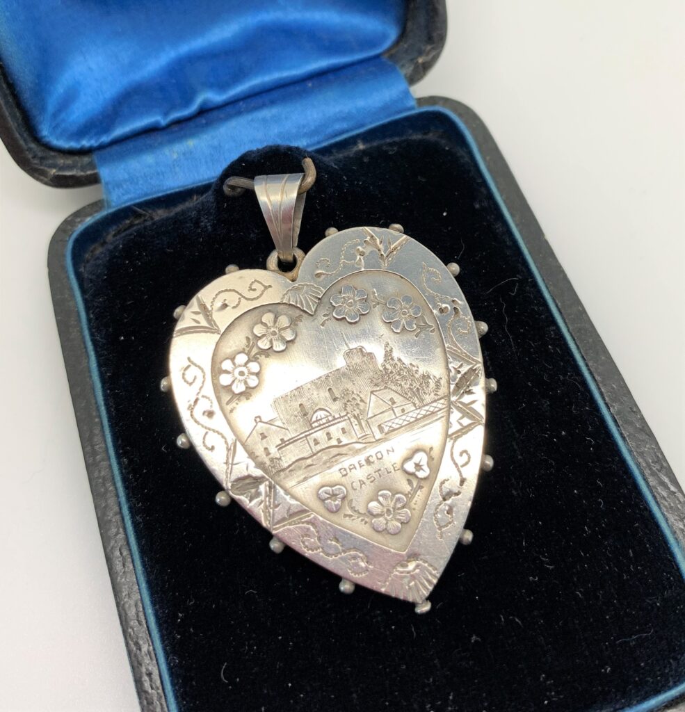 01150 Souvenir Brecon Castle Heart Pendant Victorian (1)