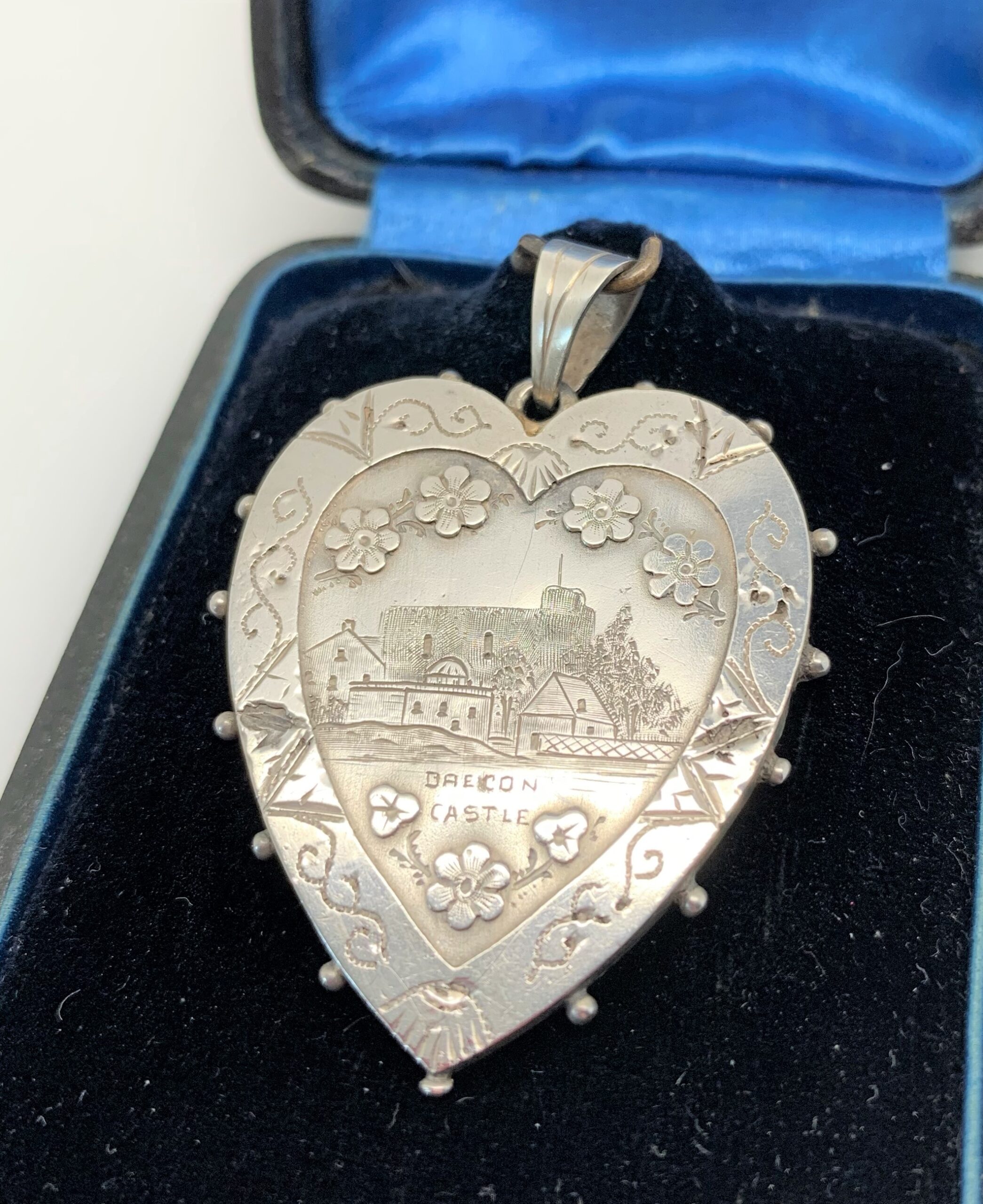 01150 Souvenir Brecon Castle Heart Pendant Victorian (2)